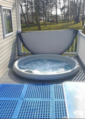 J S RETREATS @ TATTERSHALL LAKES
